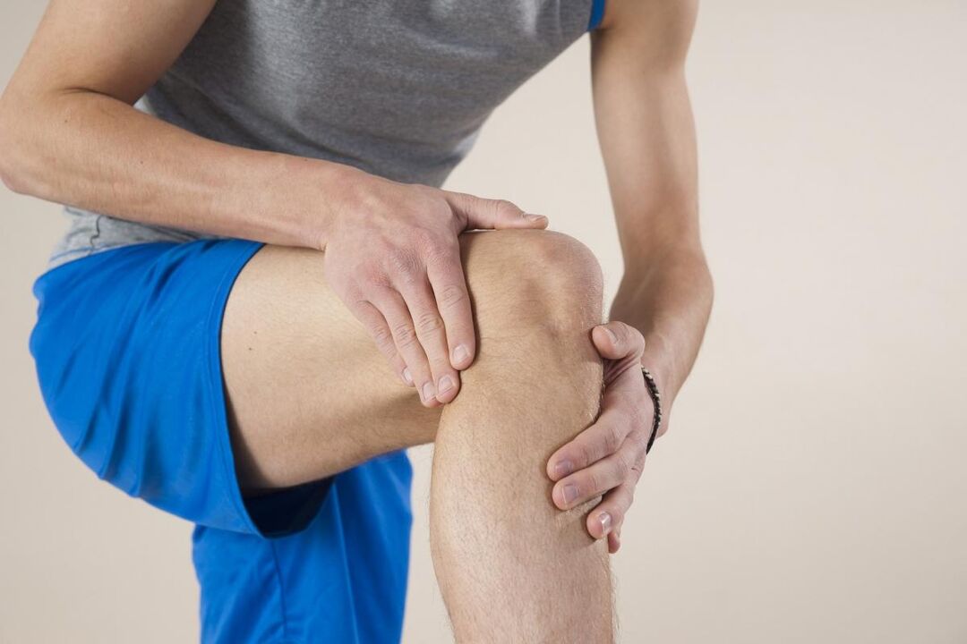 Les premières douleurs et raideurs articulaires dues à l'arthrose sont attribuées à des entorses musculaires et ligamentaires. 